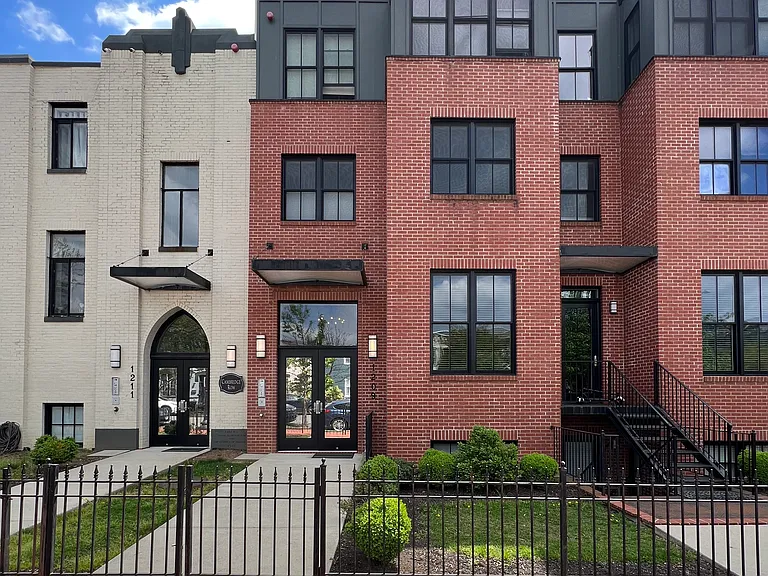 1209 G St SE #8 — Photo 1