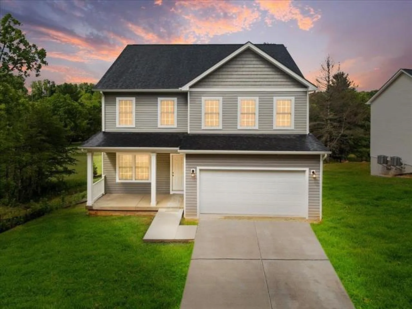 5 Bed 2.5 Bath Home Located In Blacksburg — Photo 2