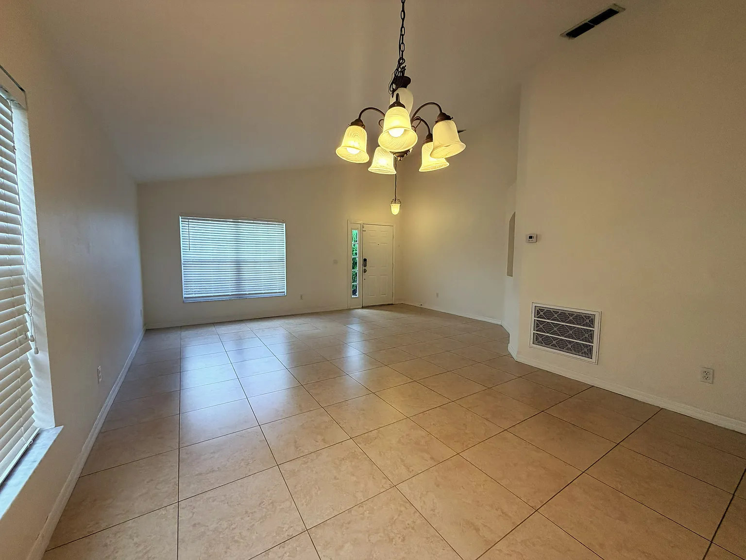4 bed, 1942 sqft, $2,740 — Photo 3