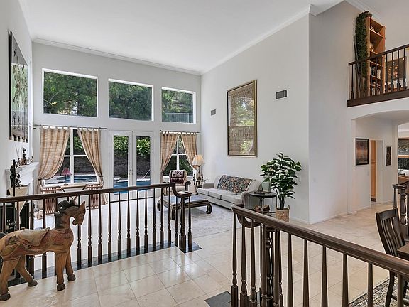 5th image of 24241 Hillhurst Dr