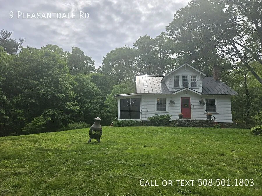 Country Charm Meets Modern Comfort 3BR/2BA in Rutland - Dog Friendly! — Photo 2