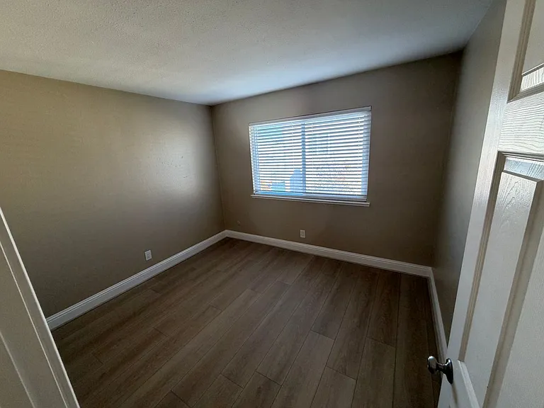 5619 42nd Street — Photo 11