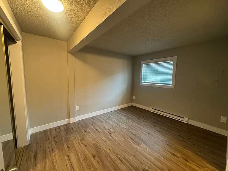 Cozy 2bd/1ba North West Apartment | On-Site Laundry | Pet Friendly | Off-Street Parking | Avail U... — Photo 7