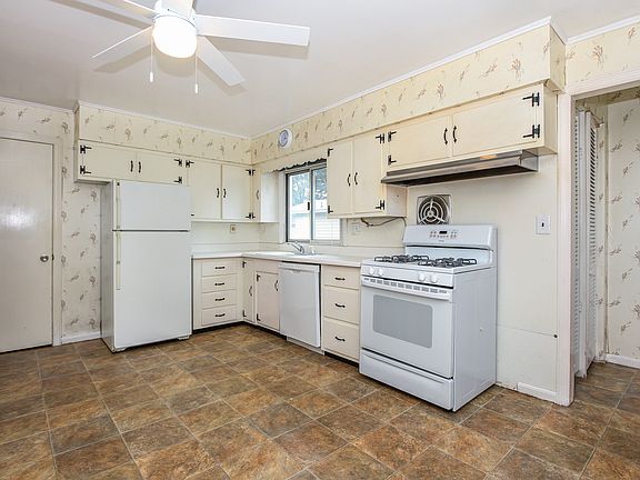 3rd image of 30 Hillandale Ave