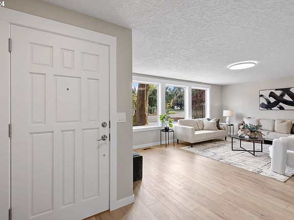 4th image of 15621 SE Crestwood Dr