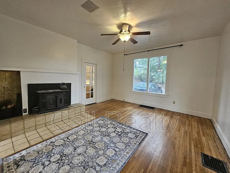 3 bed, 2.0 bath, 1056 sqft, $2,200 — Photo 2
