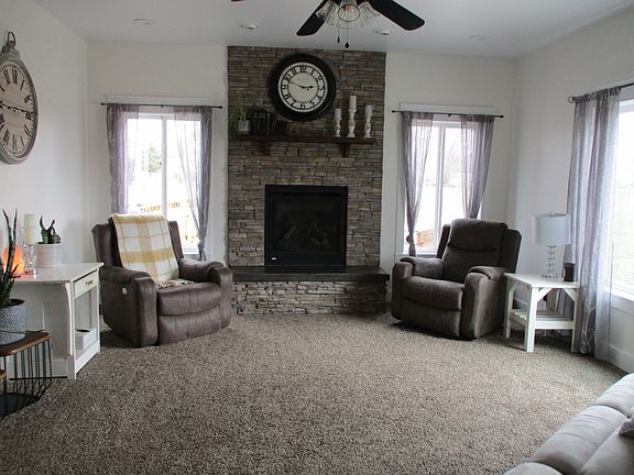 4th image of 8 Maverick Ln