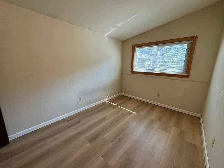 1202 E Maxlow Ave — Photo 10