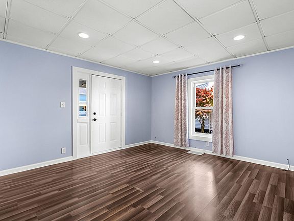 4th image of 760 E Market St