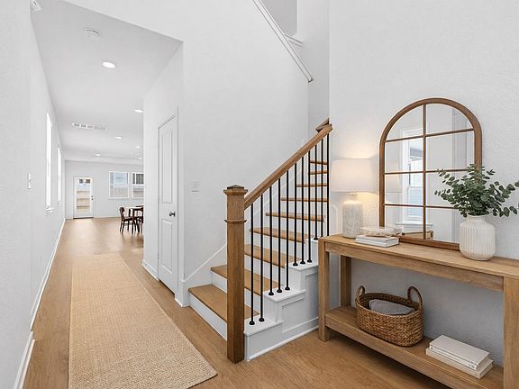 4th image of 415 Begonia St