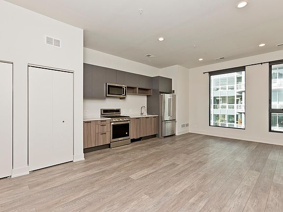 2nd image of 854 N Larrabee St #213