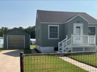 609 E 6th St, Hoisington, KS 67544