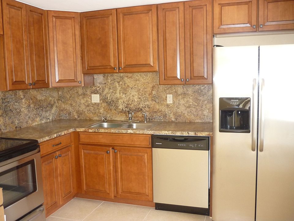 All new kitchen w/stainless appliances