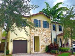 10306 NW 70th Ter, Doral, FL 33178
