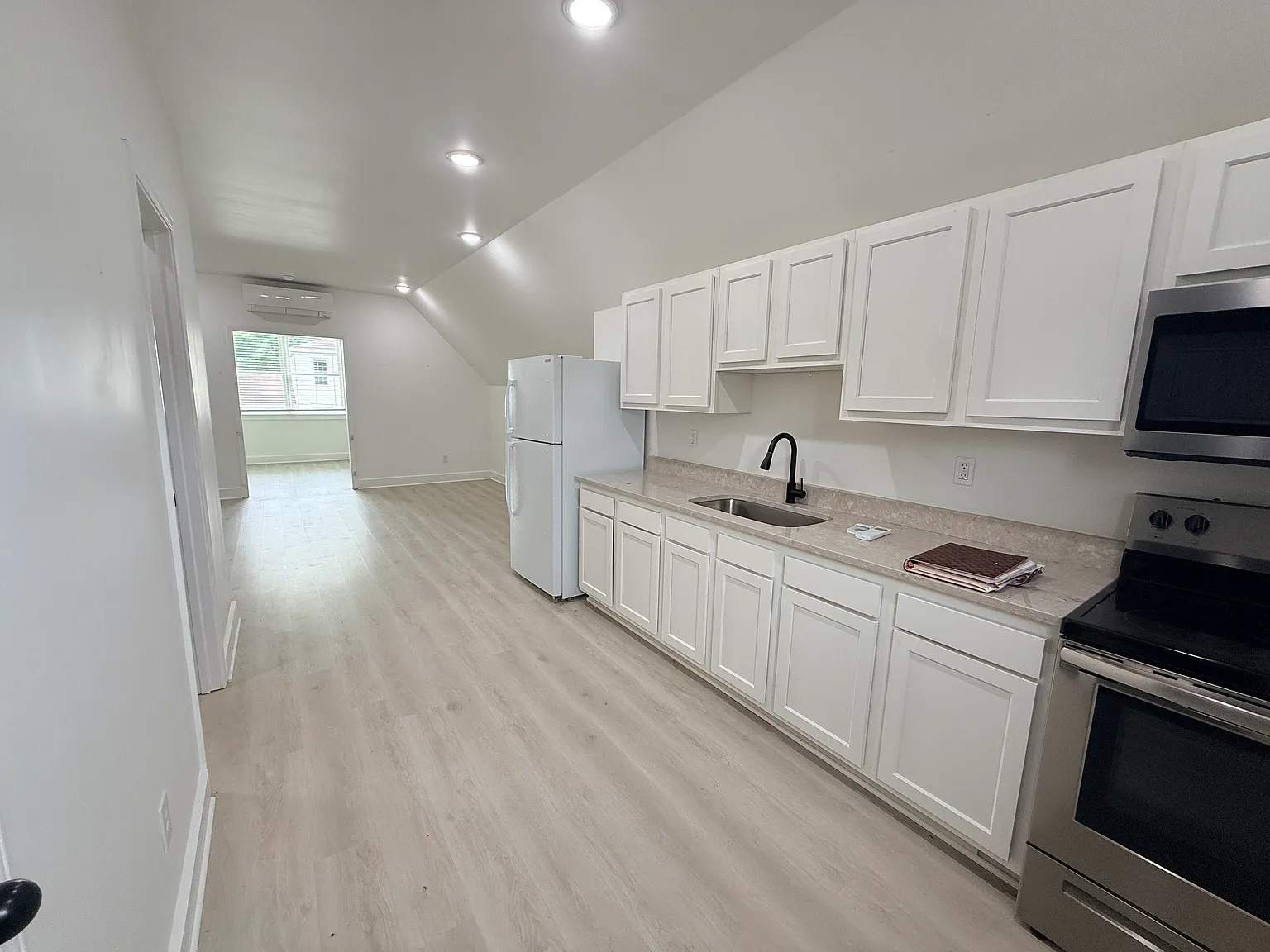 1 bed, 900 sqft, $1,000 — Photo 3