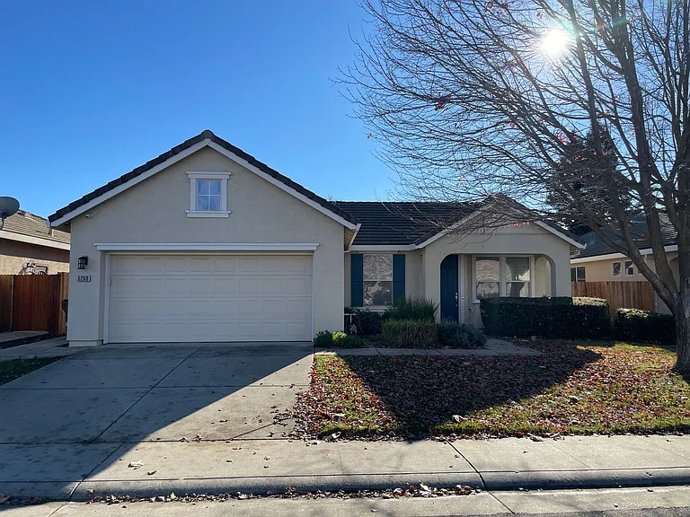 5200 Fox Trotter Way — Photo 3