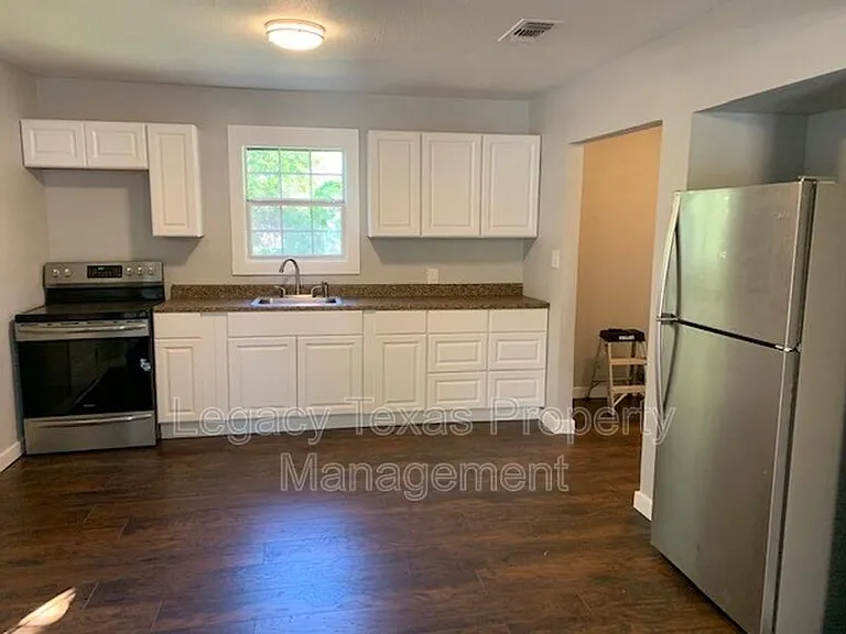 442 Bales St — Photo 3