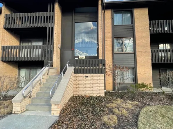6135 Knoll Wood Rd, Willowbrook, IL 60527