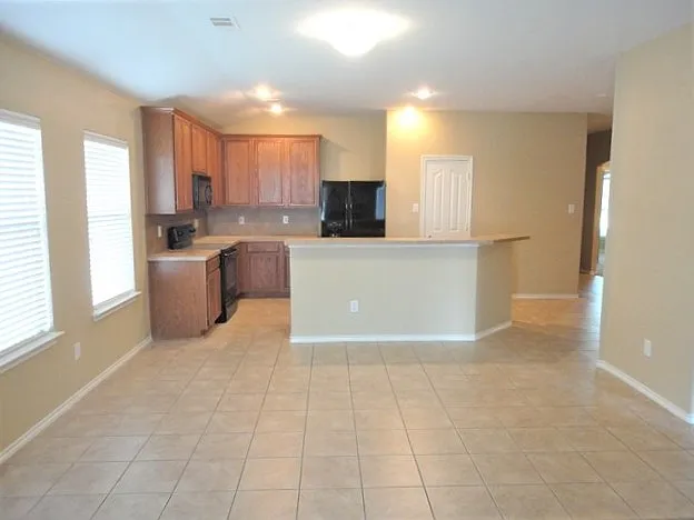 3 bed, 2.0 bath, 1755 sqft, $2,305 — Photo 3