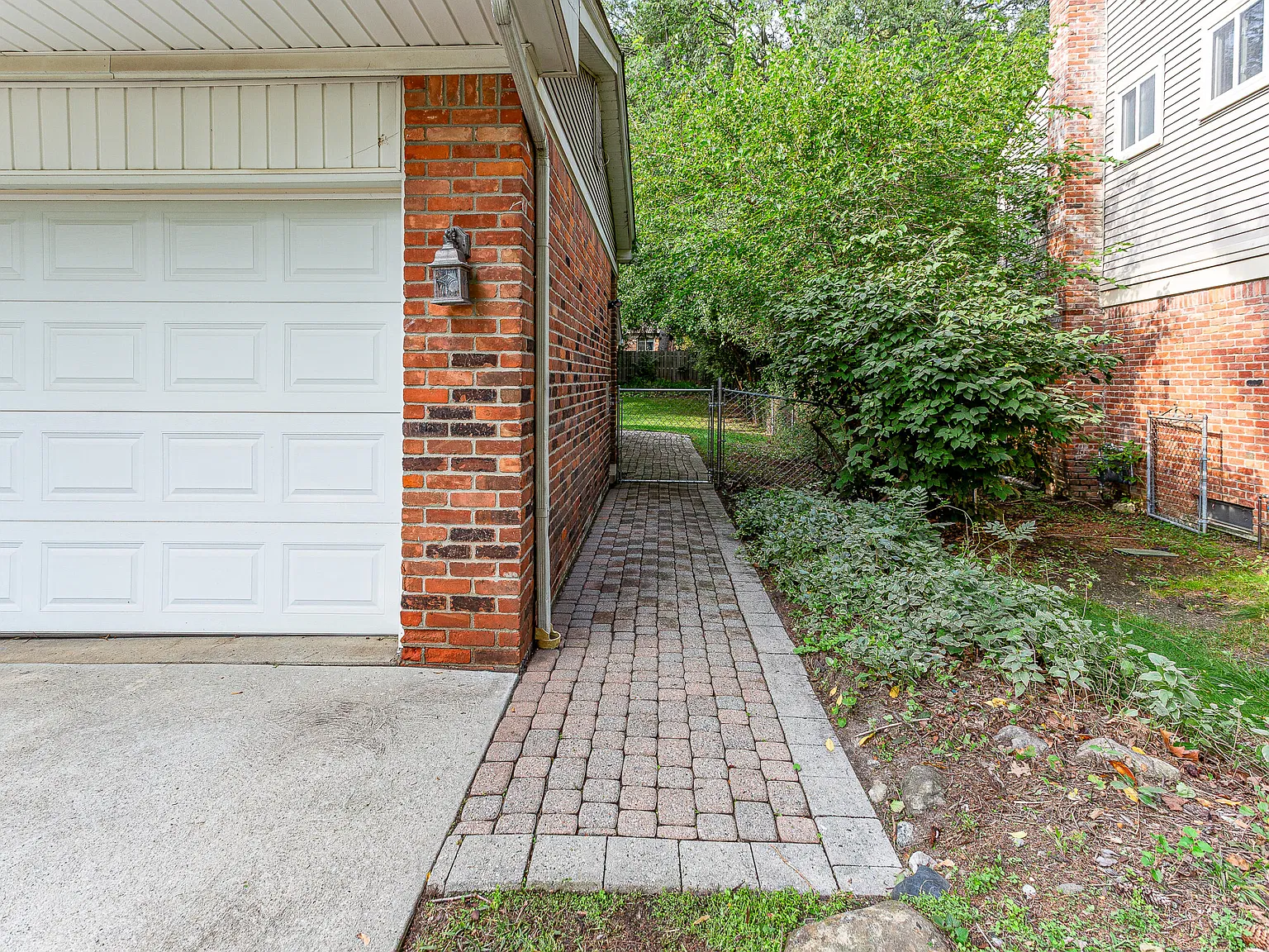 5 bed, 2.5 bath, 2326 sqft, $3,900 — Photo 4
