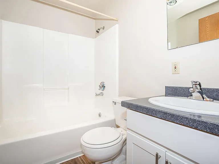 100 on 6th *Limited Time Concession: Now Offering 1 Months Free Rent* — Photo 9
