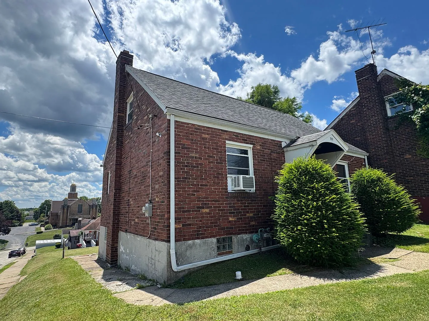 Duquesne 3 Bedroom 1.5 Bath House, Yard — Photo 2