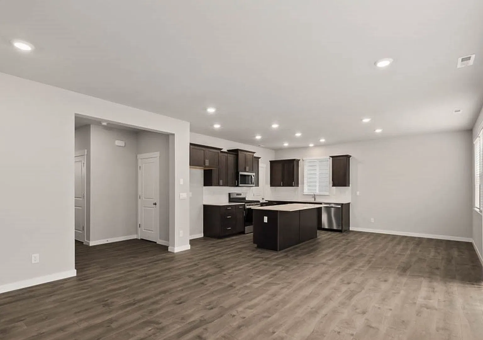Fully Air Conditioned Almost New 4 Bedroom 2.5 house in Puyallup!! — Photo 2