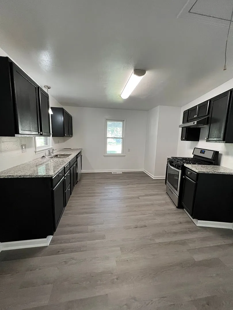 Available NOW 3 bedroom 1 bath with a covered carport! — Photo 3