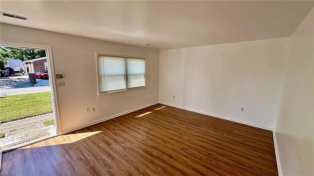 2 bed, 1.0 bath, 900 sqft, $1,600 — Photo 3