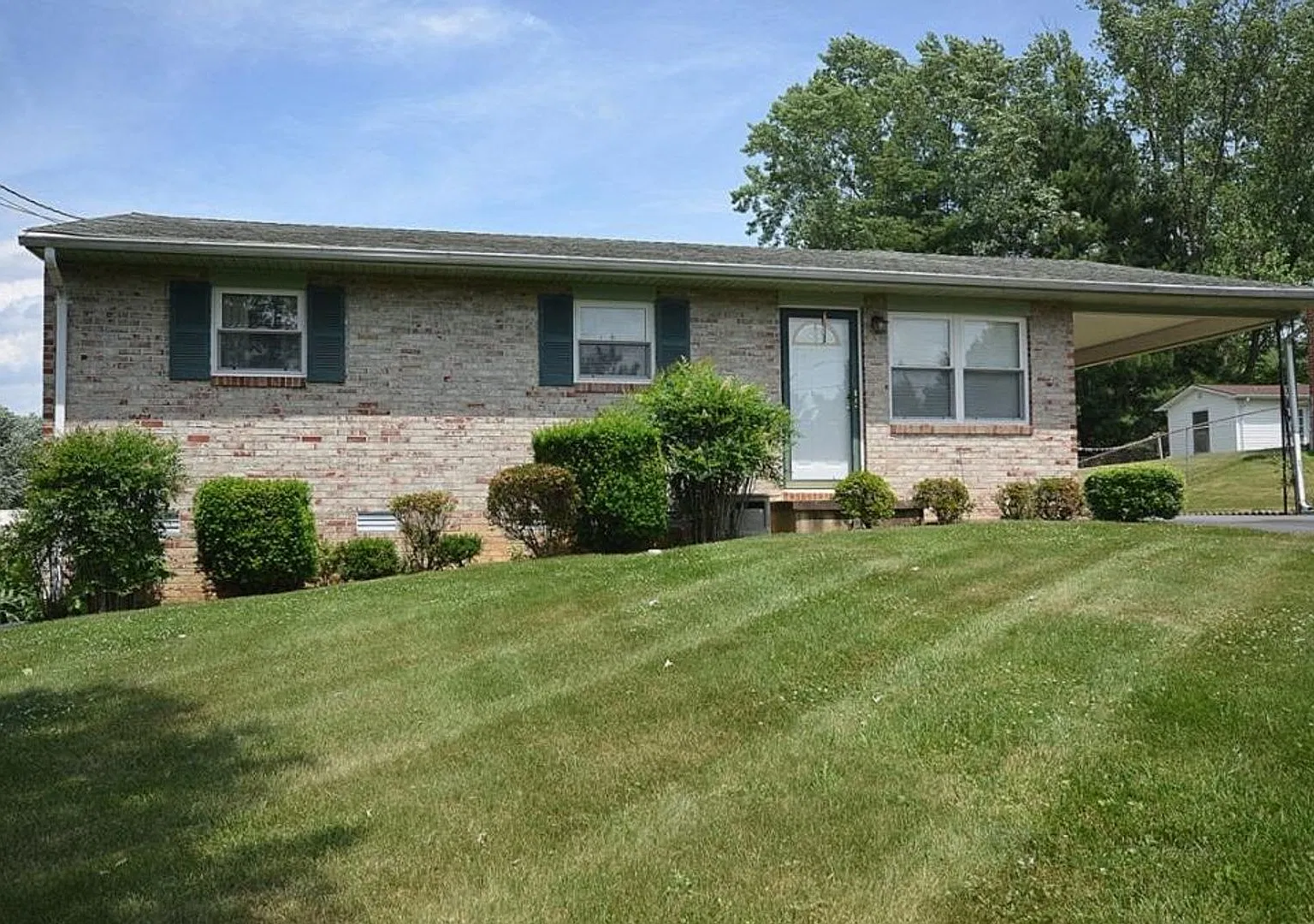 Coming Soon! 3/2 ranch (1-story) w/sunroom, fenced yard + more $1750 — Photo 2
