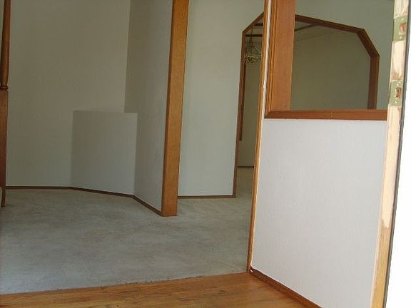 entry way w/hardwood 