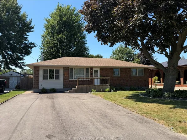 694 Albert St, Chatham Kent, ON N8A 1Y9