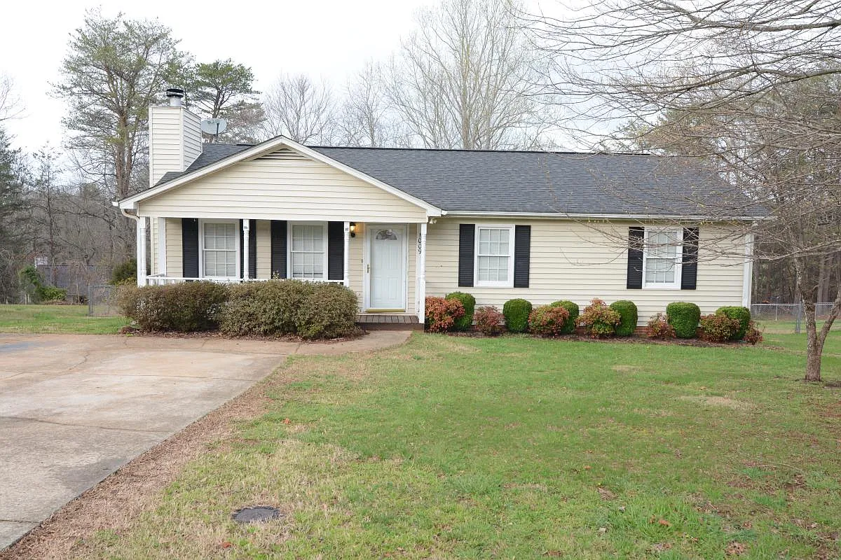 3 bed, 1288 sqft, $1,695 — Photo 1