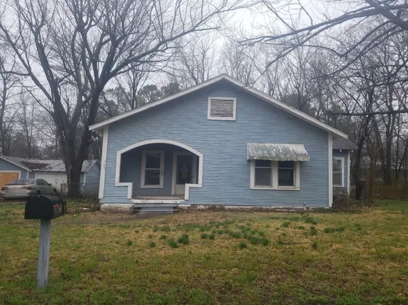 305 E Laurel St, Hugo, OK 74743