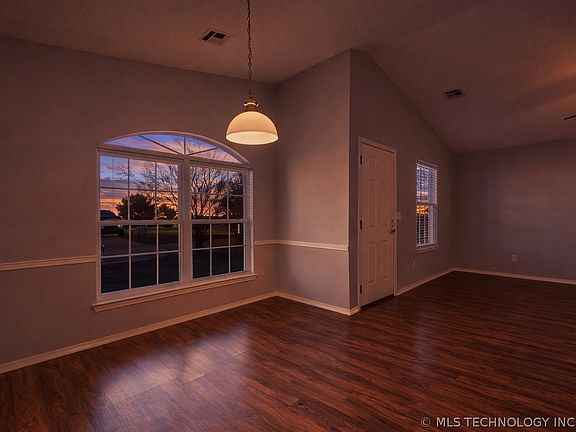 2nd image of 1830 Woodmere Rd