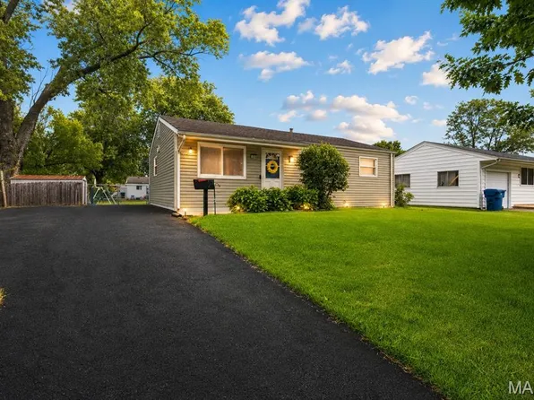 875 5th Plz, Florissant, MO 63031