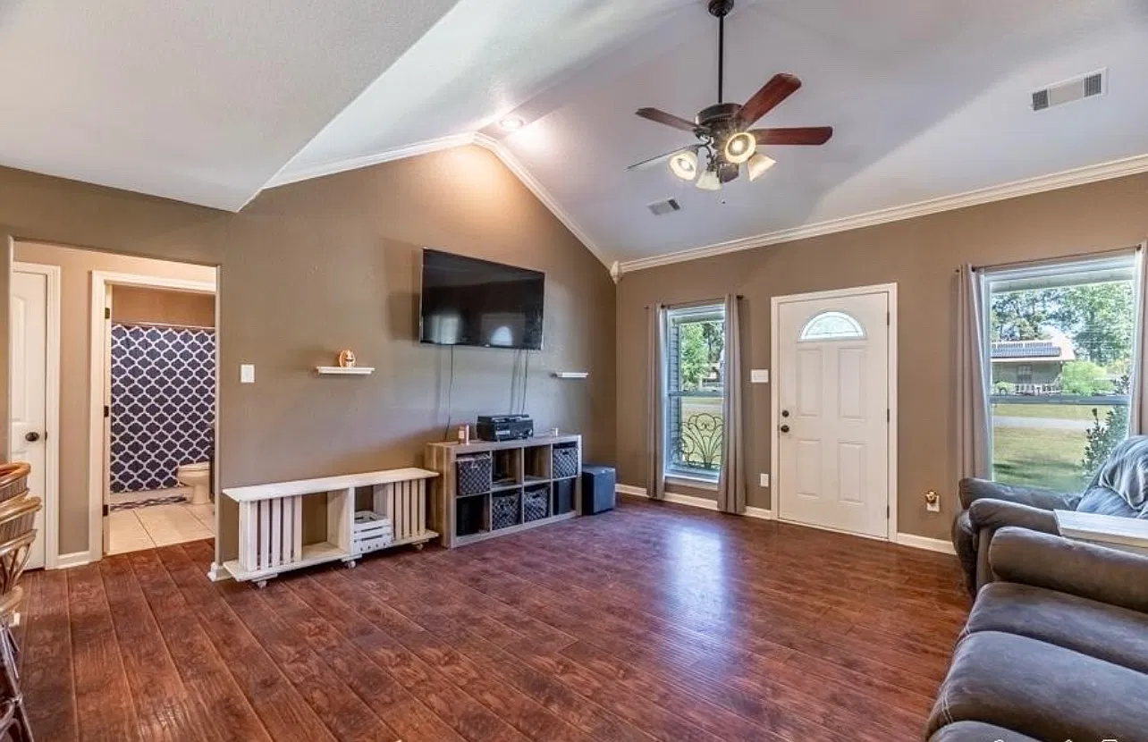 1413 Oakbend Dr — Photo 2