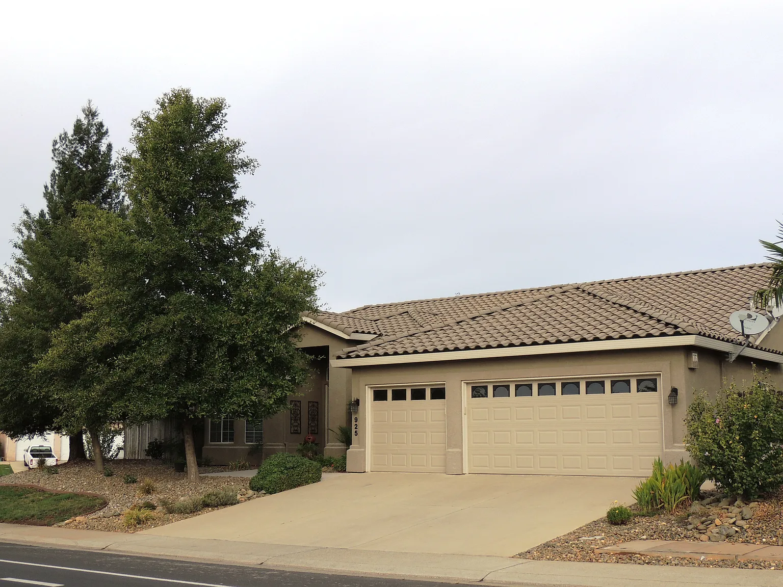 925 Shakeley Ln photo 1