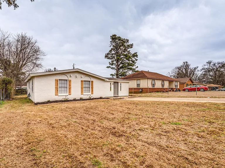 4980 Vickie Dr — Photo 2