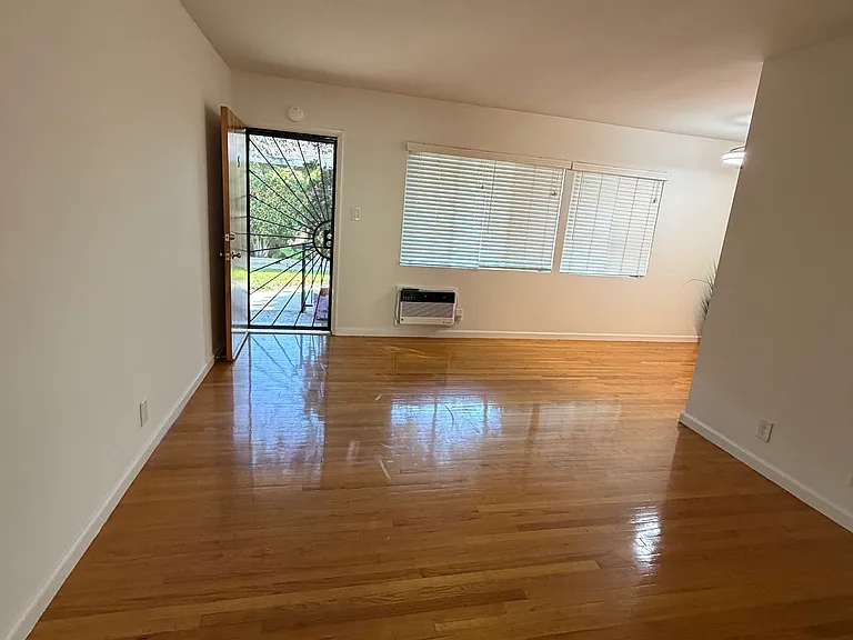10321 La Reina Ave #5 — Photo 2