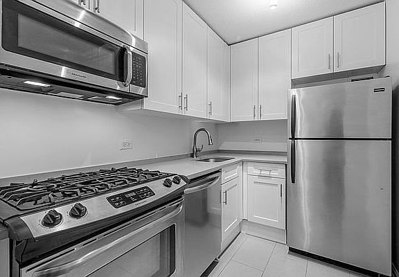 5th image of 124 W 60th St APT 31A