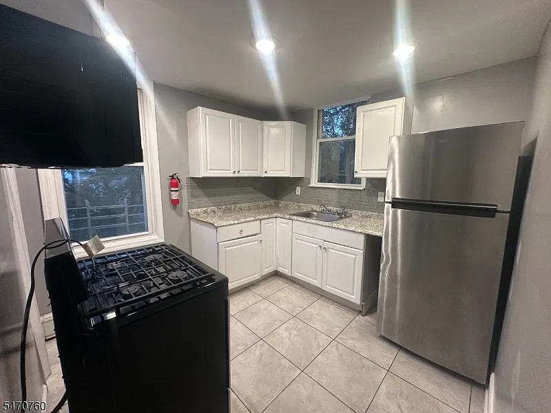 3 bed, 1.0 bath, $2,200 — Photo 2