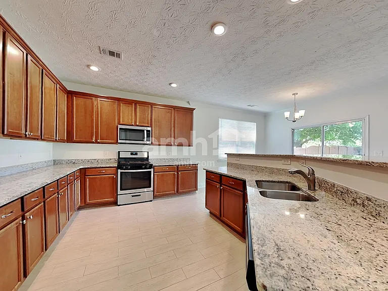76 Parkmont Ct — Photo 3