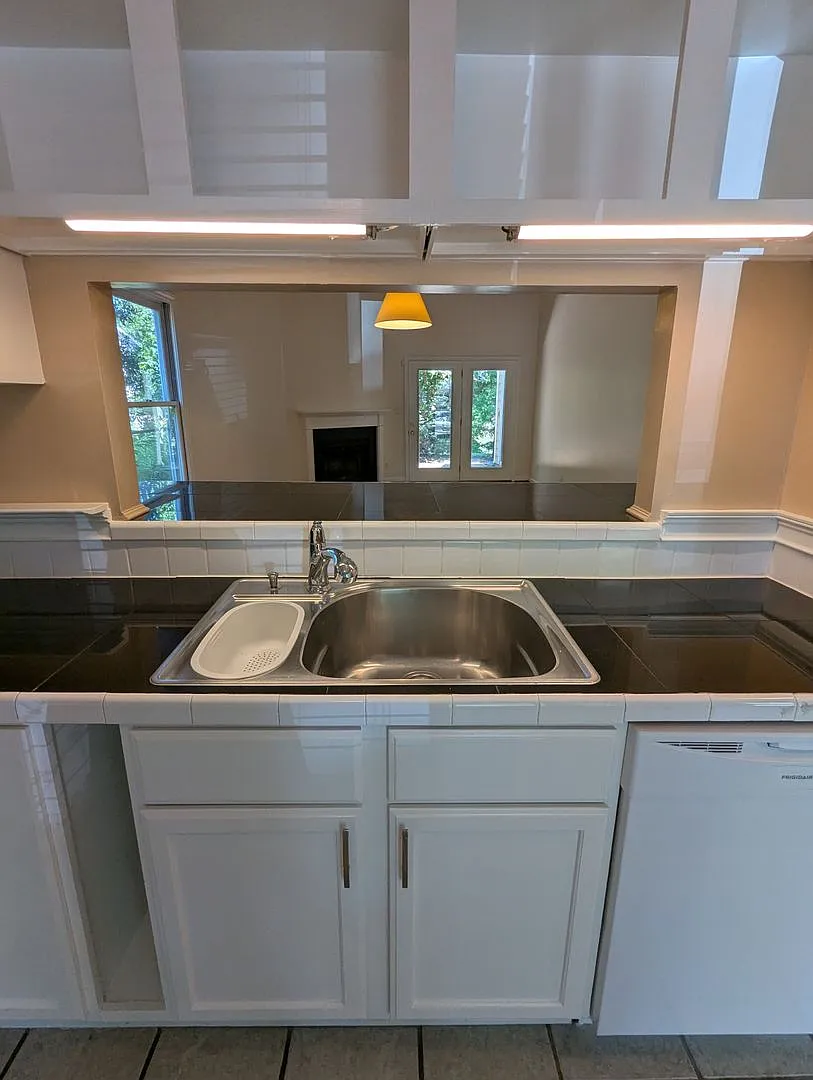 Beautiful townhouse with lakeside views, convenient to Chapel Hill and Durham! — Photo 4
