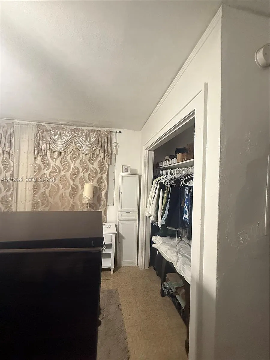 Building Photo - 1560 SW 5th St #4