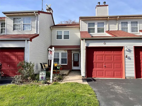 4 Norfolk #4, Coram, NY 11727