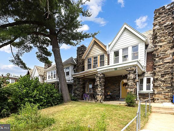 3rd image of 625 E Woodlawn St