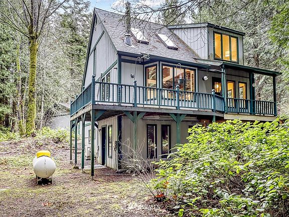 Lower level has separate entrance to the left.