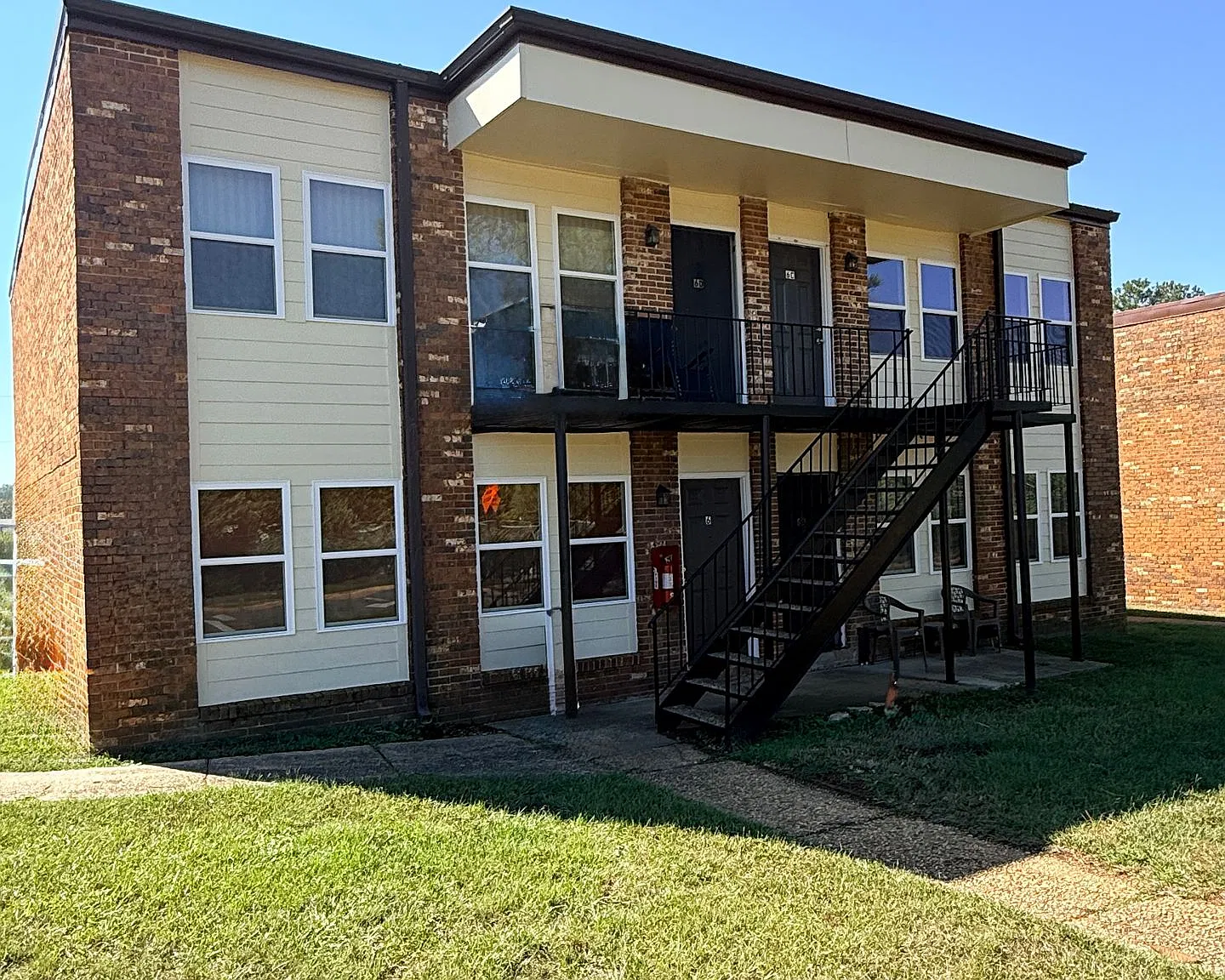 Dixon Manor Apartments — Photo 1