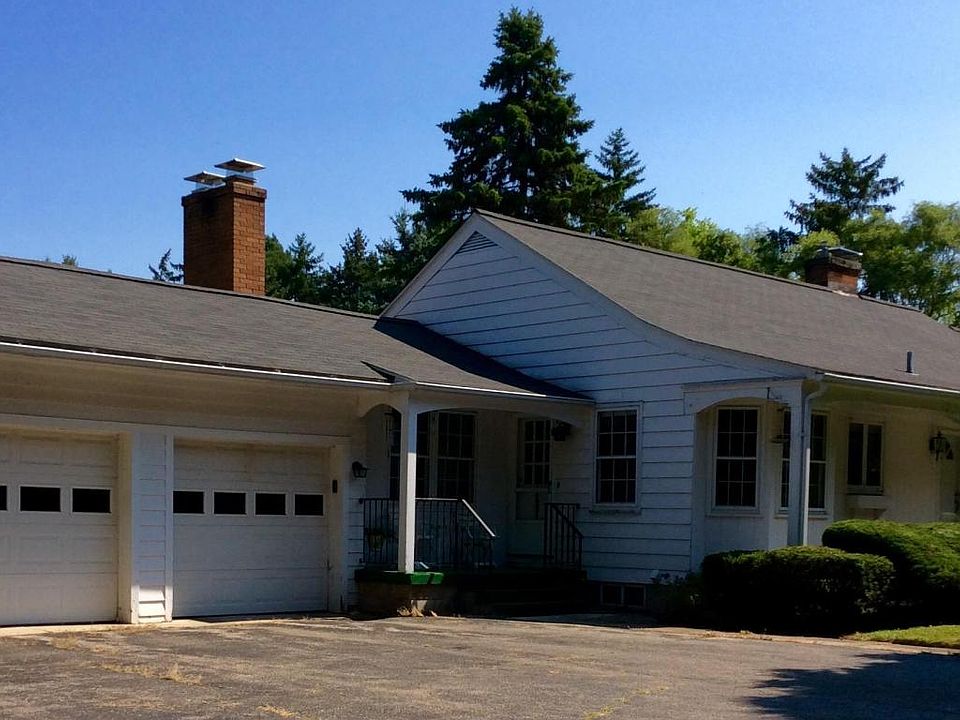2nd image of 3825 Lake Dr SE